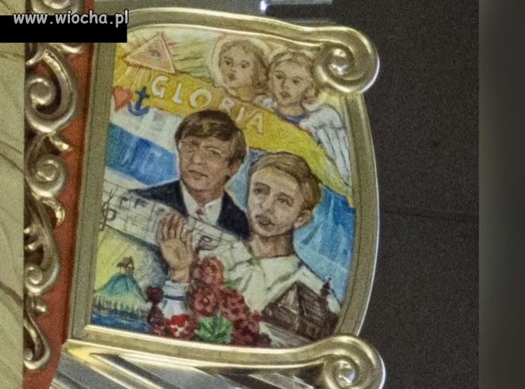 Radny PiS i jego żona na obrazach w kościele.