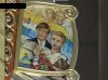 Radny PiS i jego żona na obrazach w kościele.
