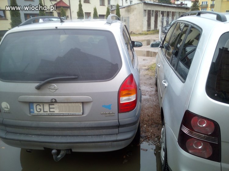Przychodzi baba do lekarza i zastawia auto 