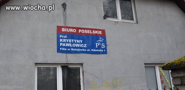 Atak na biuro Krystyny Pawłowicz. Ktoś oblał budynek farbą