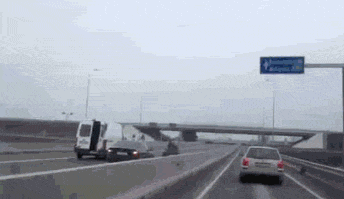 Przy autostradzie sto kilometrów na godzinę.