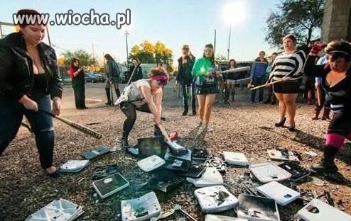 Feministki rozwalają wagi łazienkowe