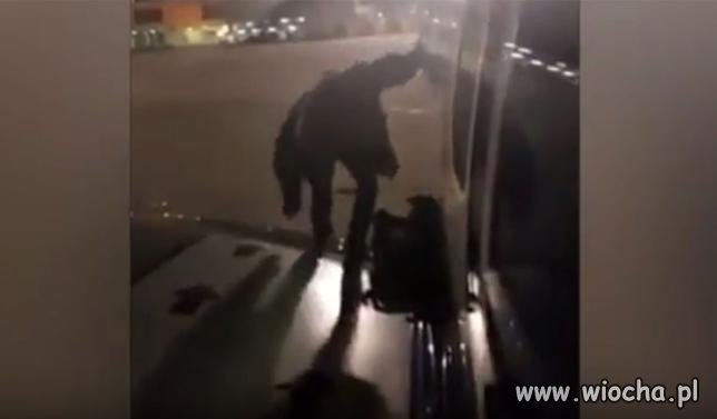Polak wyszedł na skrzydło samolotu Ryanair. 