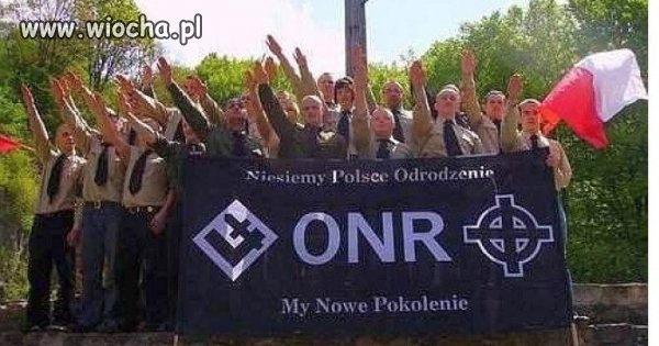 Młodzież z ONR pokazuje przelatujące  helikoptery,