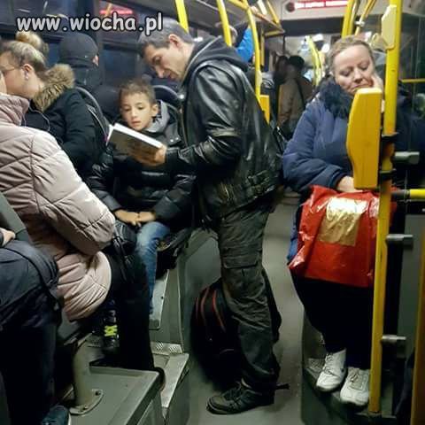 Wsiadam do autobusu, a tu ojciec czyta synkowi na głos