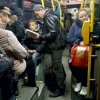Wsiadam do autobusu, a tu ojciec czyta synkowi na głos