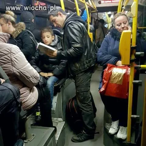 Wsiadam do autobusu, a tu ojciec czyta synkowi na głos