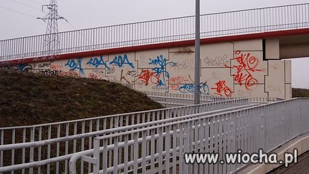 Zniszczona nowa elewacja  wiaduktu 