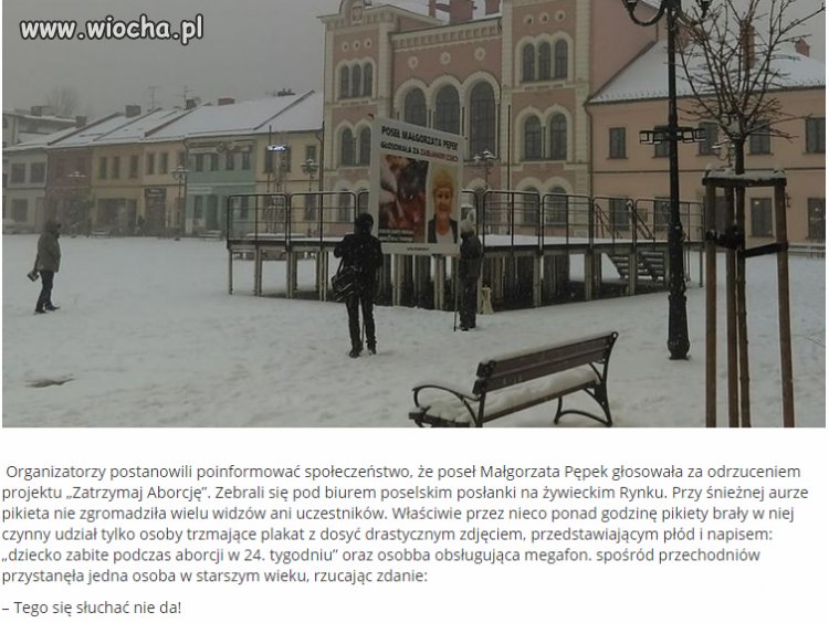 Osoba obsługująca megafon porównywała