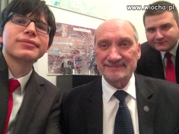 Pupil Macierewicza (ten z lewej) wyleciał z MON-u