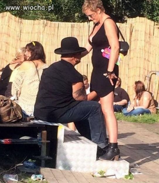 Ma bardzo ważną pracę i jest bardzo skoncentrowany.