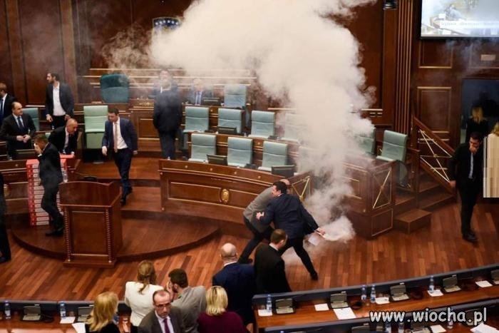 Tymczasem w parlamencie Kosowa