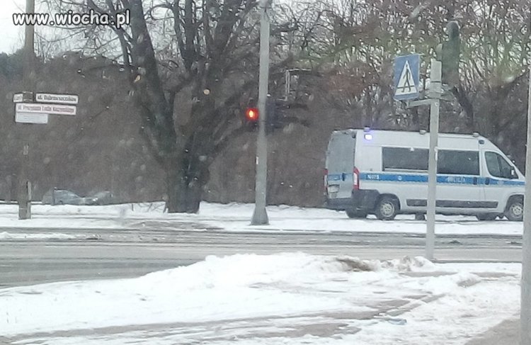 Policja pilnuje tablicy.
