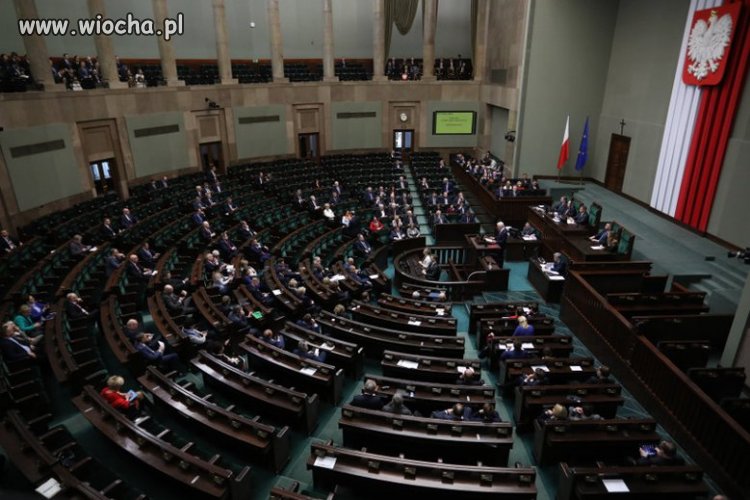 Expose min.spraw zagranicznych przy pustej sali