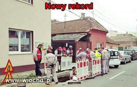 16 patrzy jak jeden pracuje.