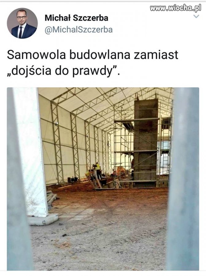 Pomnik budowany w ...namiocie