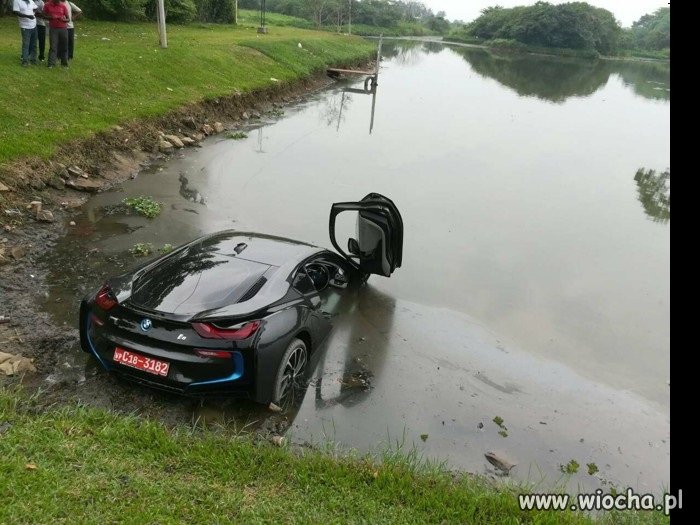Na pierwszym planie widzimy, jak rozgrzane wcześniej BMW 