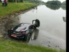 Na pierwszym planie widzimy, jak rozgrzane wcześniej BMW 