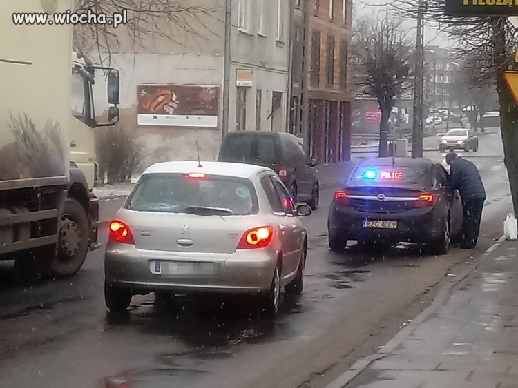 Żychlin - policja blokuje drogę  
