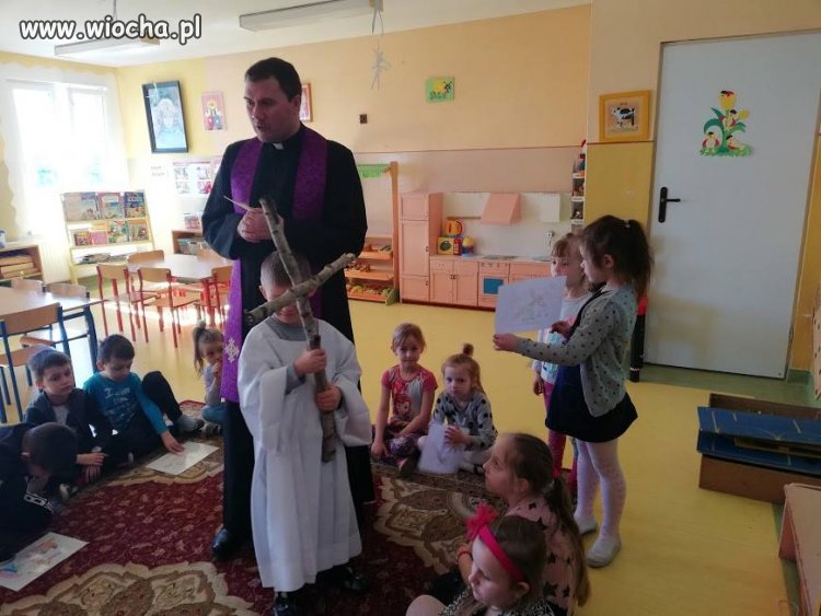 Chełmża-Droga Krzyżowa w przedszkolu