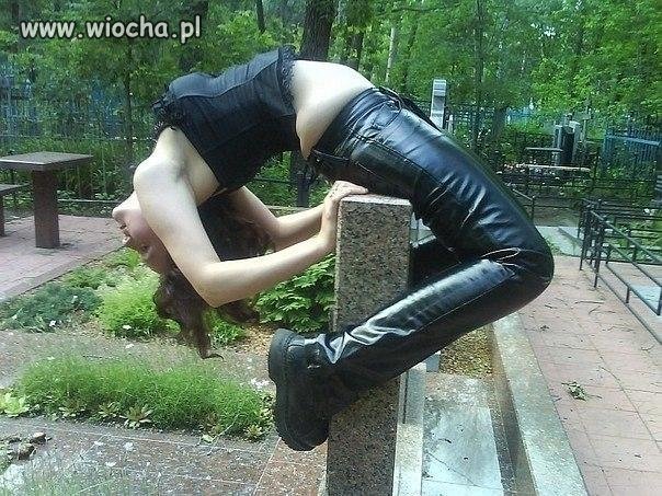 Wygibasy na nagrobku