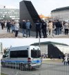 Pomnik chroniony 24h- 2 policjantów i wóz