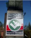 Przed budynkiem szkoły dziś