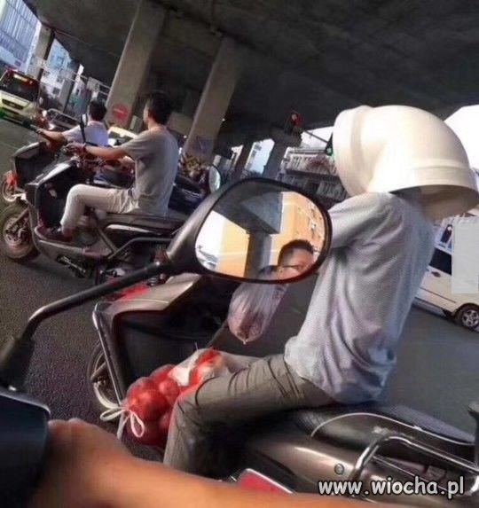Kask jak kask i szyje ochroni