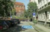 Ulica w Świdnicy z parkingiem (dolnośląskie )  Świdnica