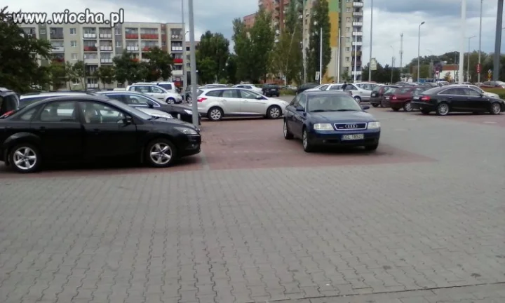 Głogów, przed biedronką (tą przy KFC)