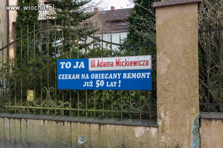 Tablica przypomina o obiecanym remoncie 