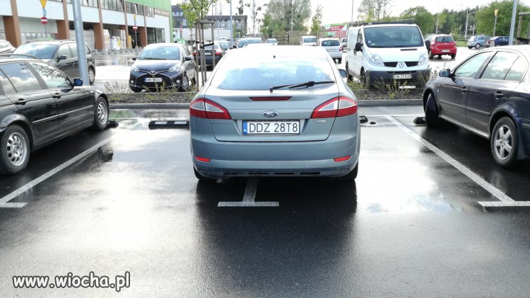 Lubie białą kreskę między nogami...