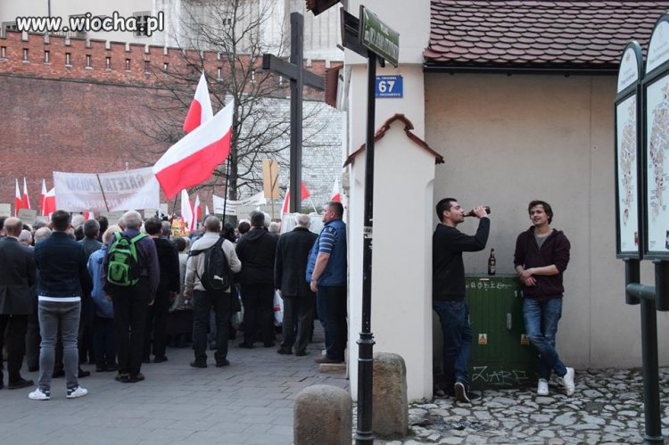 Miesięcznica pod Wawelem. 