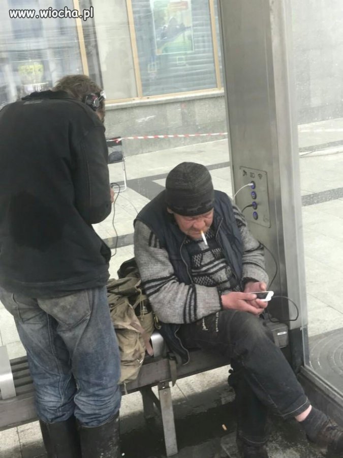 Kerowniku, nie masz pan kabla do ajfona?