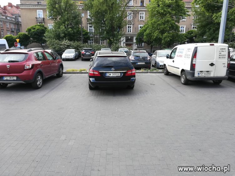 Na zatłoczonym parkingu
