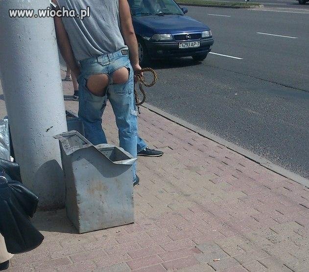 Moda na dziury czy gołodupiec? 
