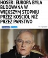 Ciemna masa słucha z rozdzawioną gębą