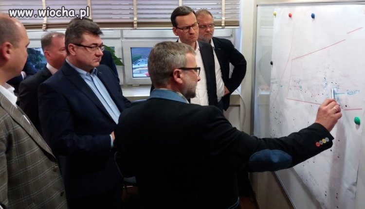Kim Dzong Un przygląda się akcji ratowniczej