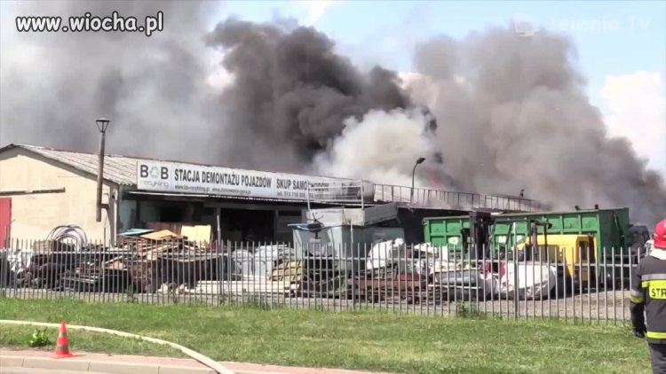 Znowu pożar śmieci. Złomowisko w Jeleniej Górze.