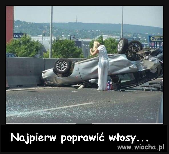 Najpierw poprawić włosy...