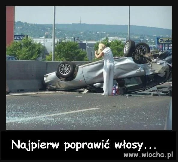 Najpierw poprawić włosy...