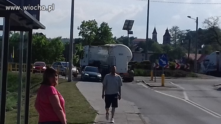 Tirem pod prąd na rondzie