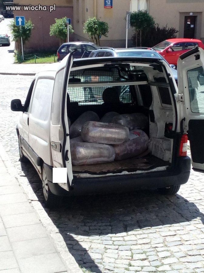 Przewożą mięso do kebaba w zwykłym samochodzie!