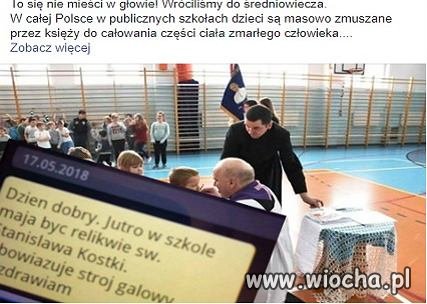 Całowanie części trupa w szkole