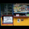 Ma poczucie humoru.
