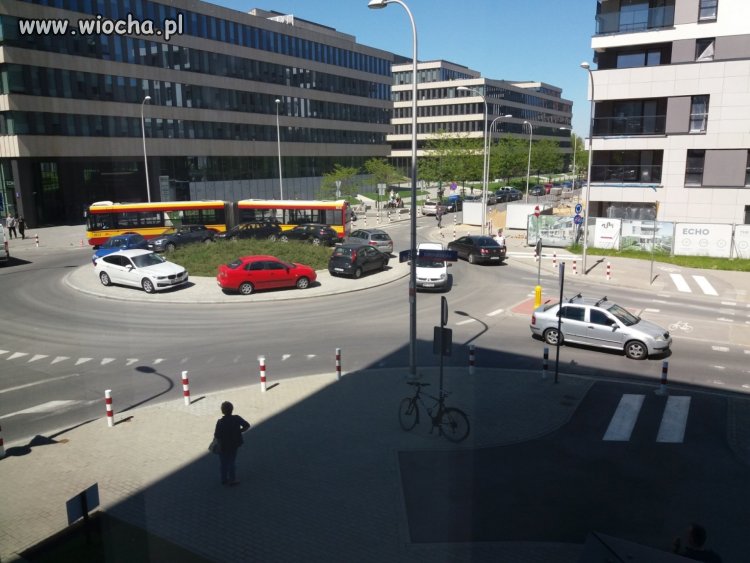 Autobus utknął na rondzie