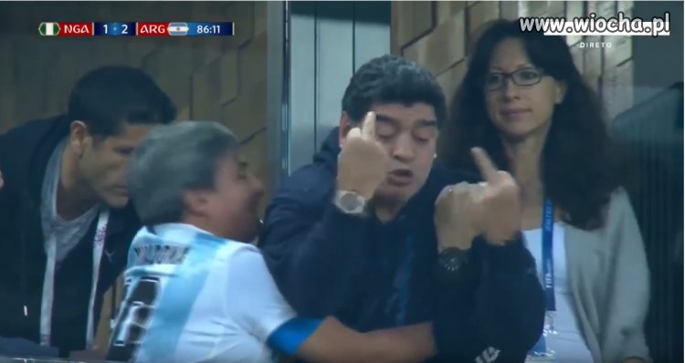 Maradona pokazuje stereo fucka po bramce Rojo