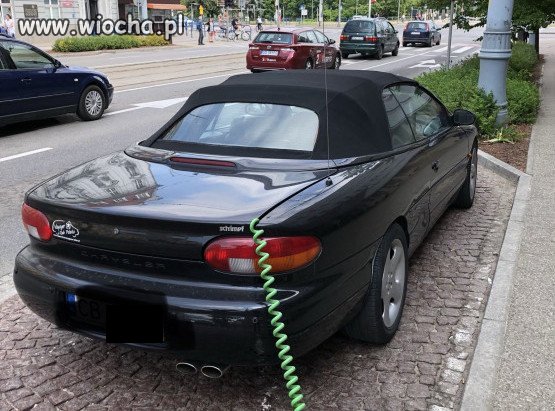 Udawał, że jego samochód jest... elektryczy...