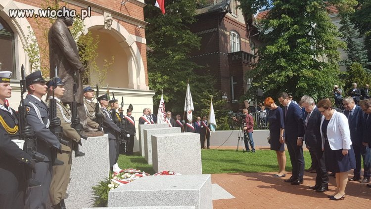 Kolejny odsłonięty 