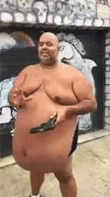 Chował pistolet.